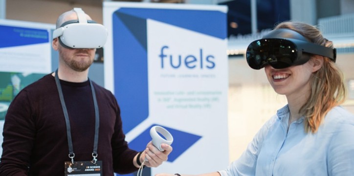 Zwei Teilnehmende erkunden mit VR-Brillen die Future Learning Spaces.